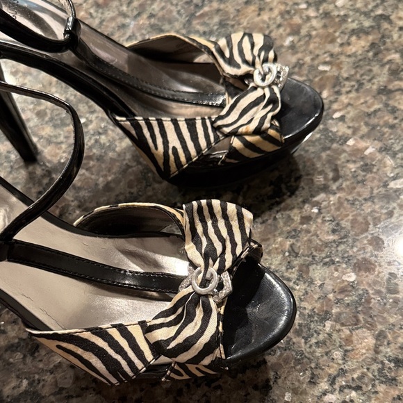 GUESS Zebra Print Women's Heels - Picture 9 of 10